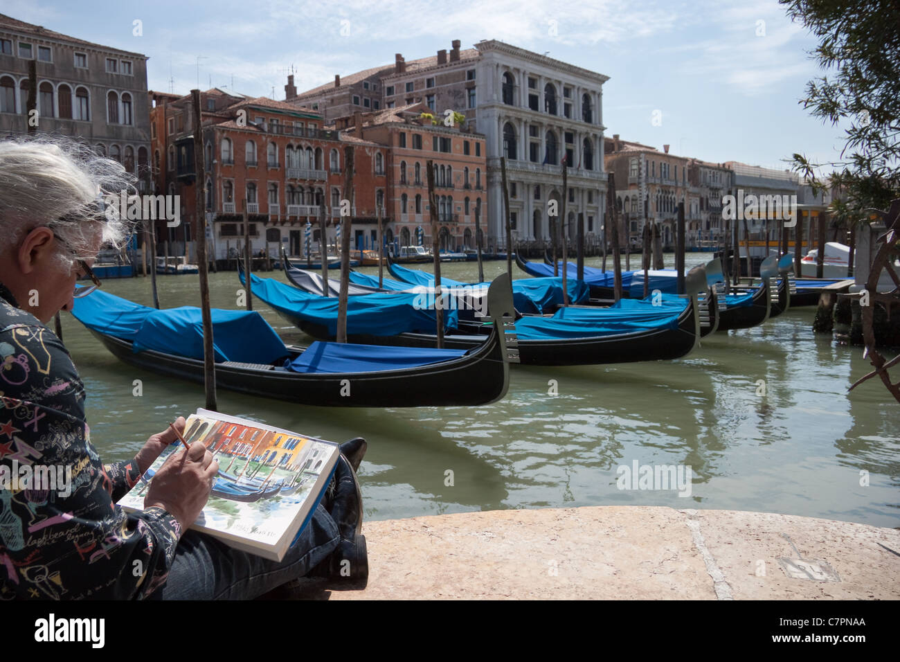Un peintre sur le Grand Canal à Venise Banque D'Images