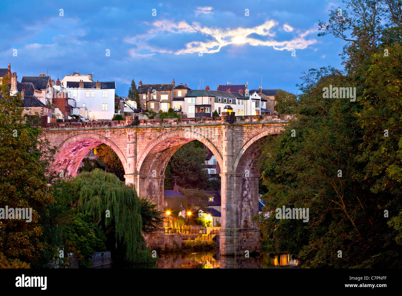 Viaduc Ferroviaire sur la rivière Nidd dans Knaresborough, Yorkshire du Nord. Banque D'Images