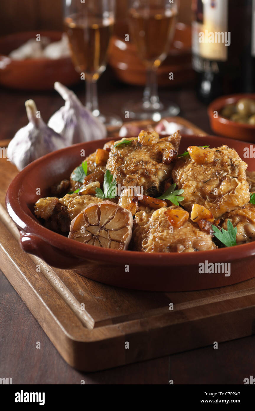 Pollo al ajillo. Poulet avec l'ail. La cuisine espagnole Banque D'Images