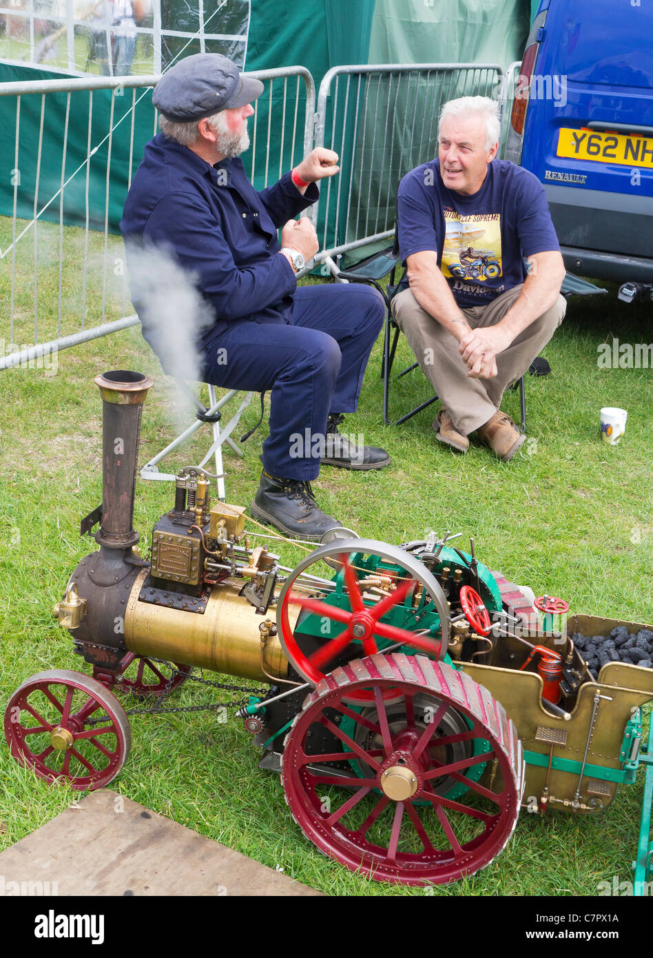 Automne Malvern Show, Angleterre - deux hommes avec un moteur à vapeur 3 Banque D'Images