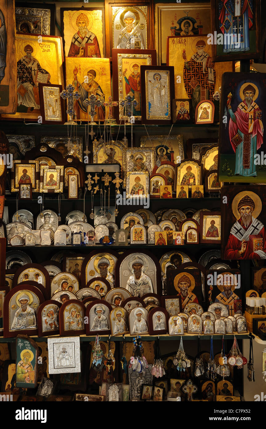 Icônes religieuses orthodoxes grecques à vendre à l'extérieur de l'Église d'Agios Spyridon Vieille ville de Corfou, Grèce Banque D'Images