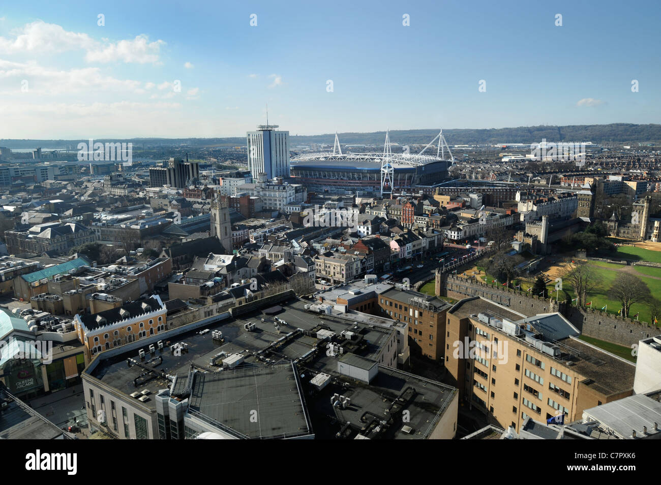 Une vue de la ville de Cardiff Gallois avec le Château (à droite) et le Millennium Stadium (retour arrière) S. Wales UK Banque D'Images