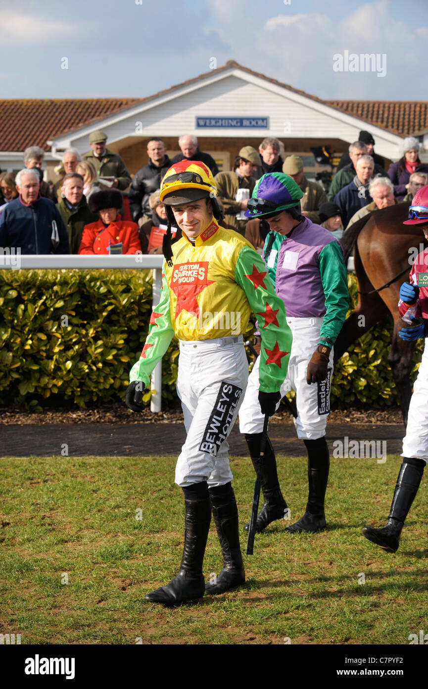 Le champion jockey Ruby Walsh saut entre dans le paddock avec d'autres courses, les jockeys à Wincanton Somerset UK Mars 2009 Banque D'Images