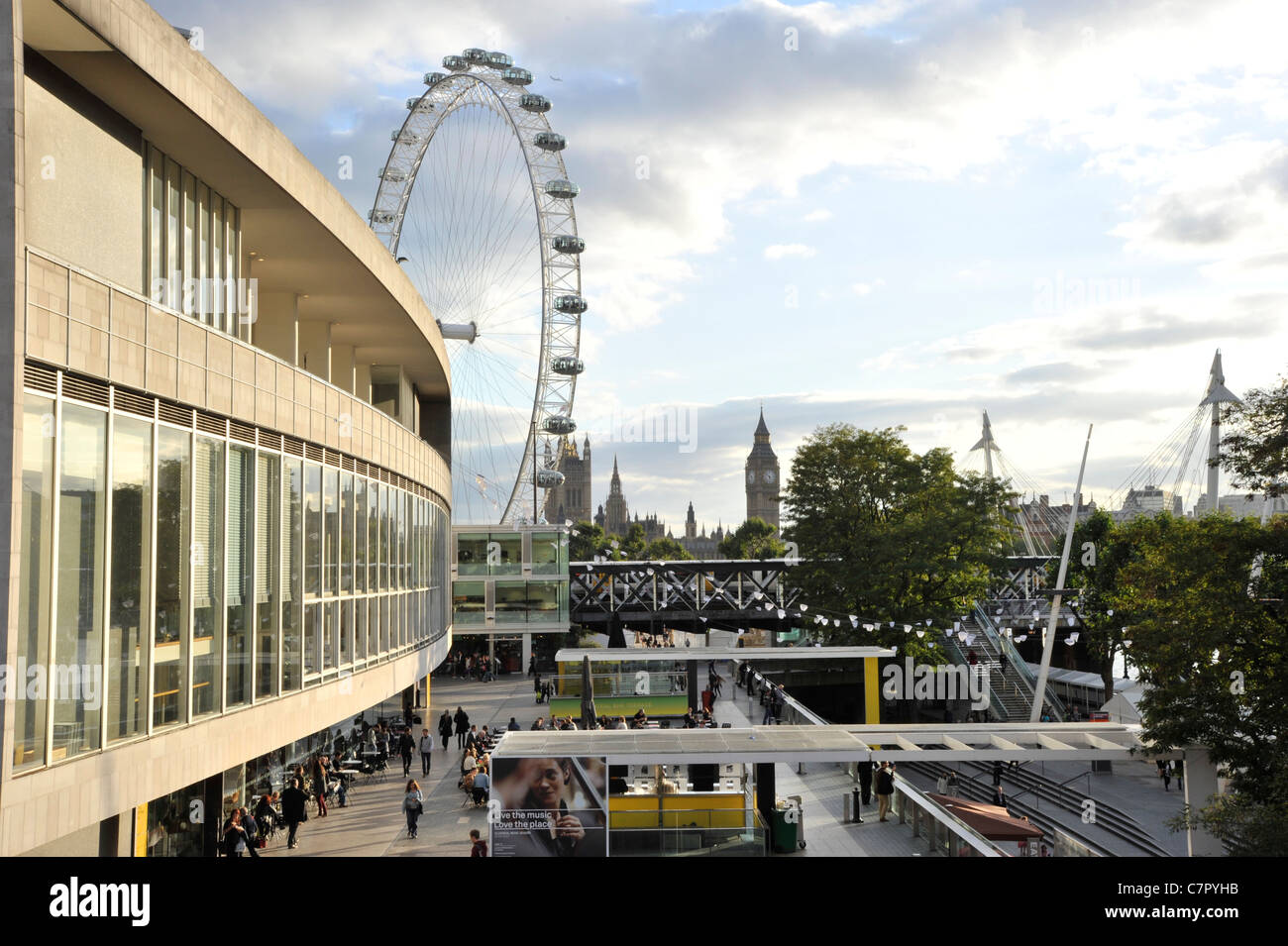 Avis de London's Southbank Centre, Royal Festival Hall avec le London Eye et Big Ben en arrière-plan Banque D'Images