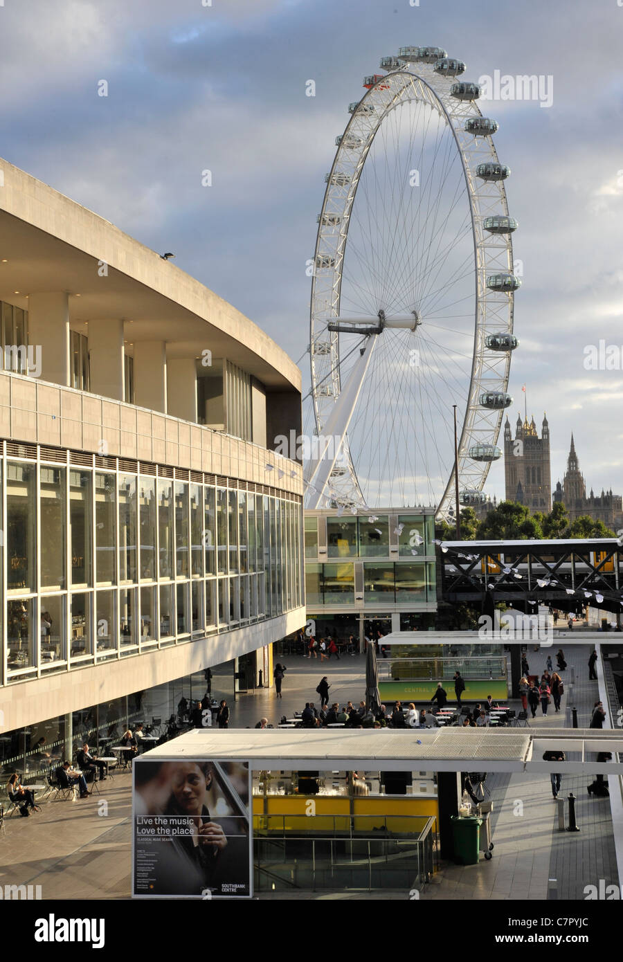 Avis de London's Southbank Centre avec le London Eye et le Parlement dans l'arrière-plan Banque D'Images