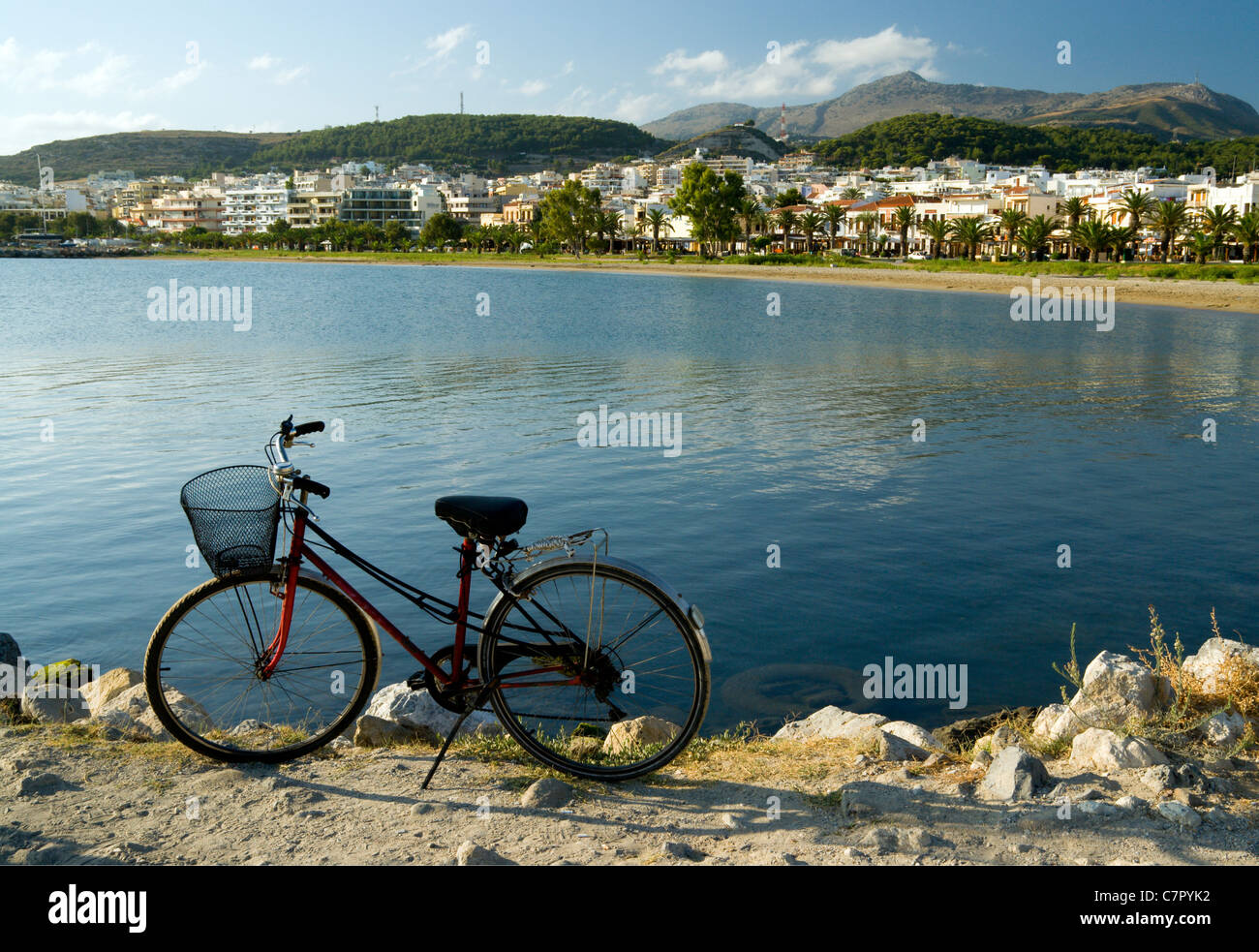Location outre mer avec ville de Rethymnon à distance, Crète, Grèce. Banque D'Images