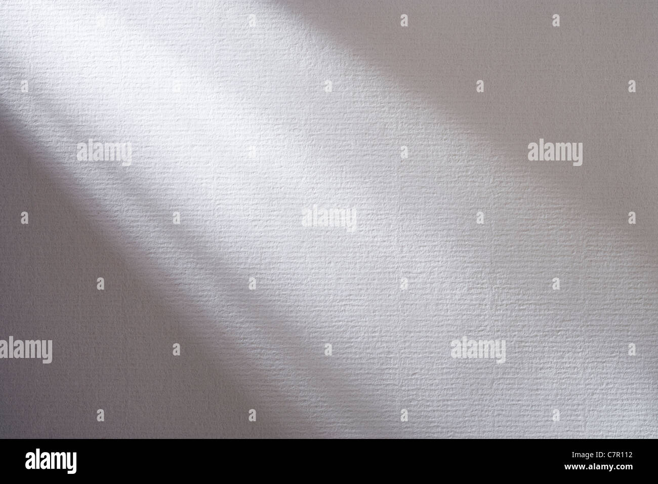 Ombres sur papier blanc texturé. Banque D'Images