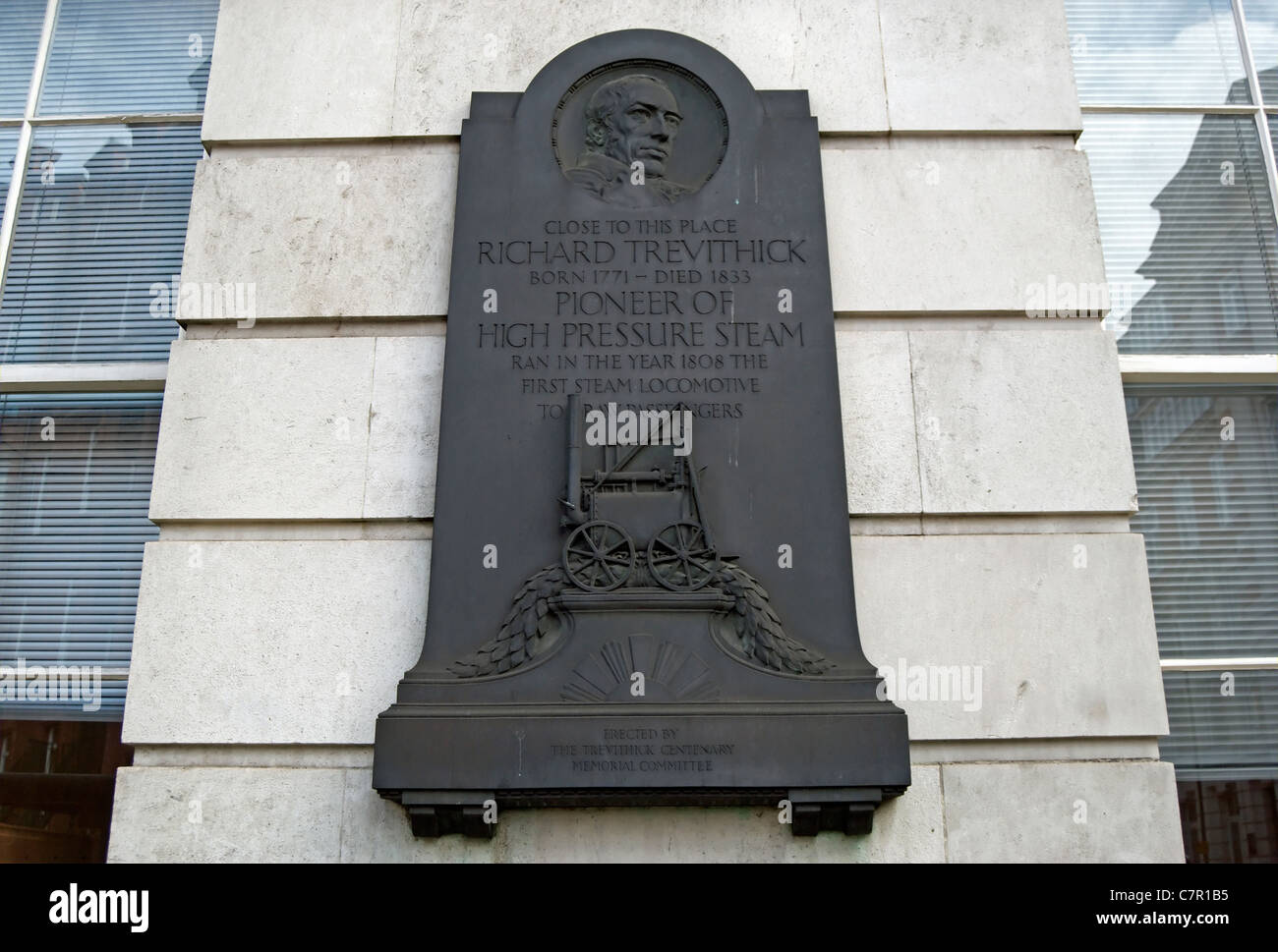 Tablet marquant la place de Londres où Richard Trevithick démontré en 1808 sa locomotive à vapeur haute pression Banque D'Images