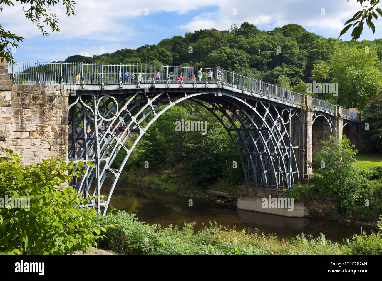 Ironbridge. Le célèbre pont de fer, enjambant la rivière Severn dans le centre historique de la ville de Telford, Shropshire, England, UK Banque D'Images