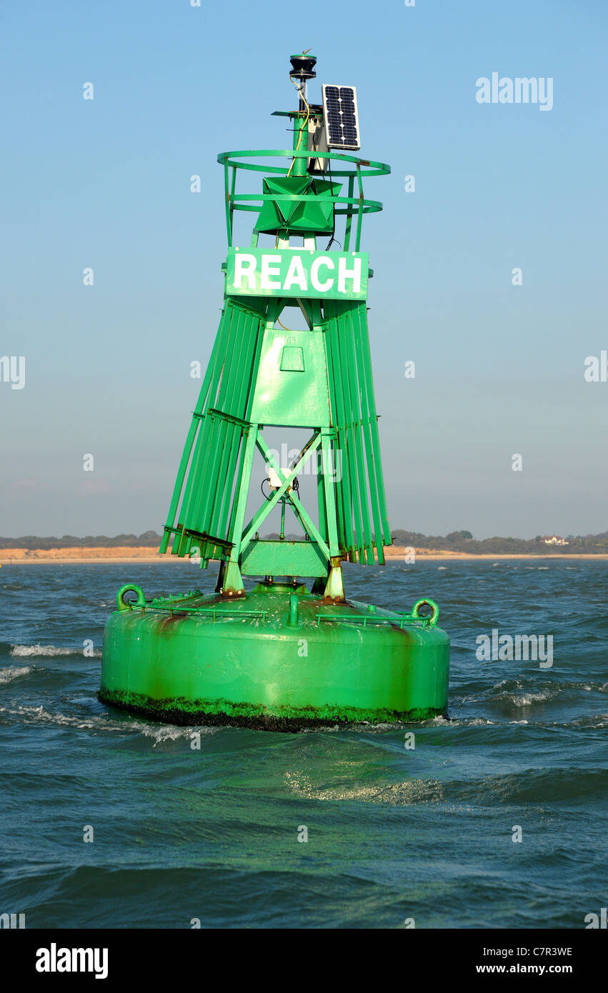 La portée de la bouée marquant le côté tribord du chenal que le Solent jouxte Southampton Water. Une région de l'AISM mar navigation Banque D'Images