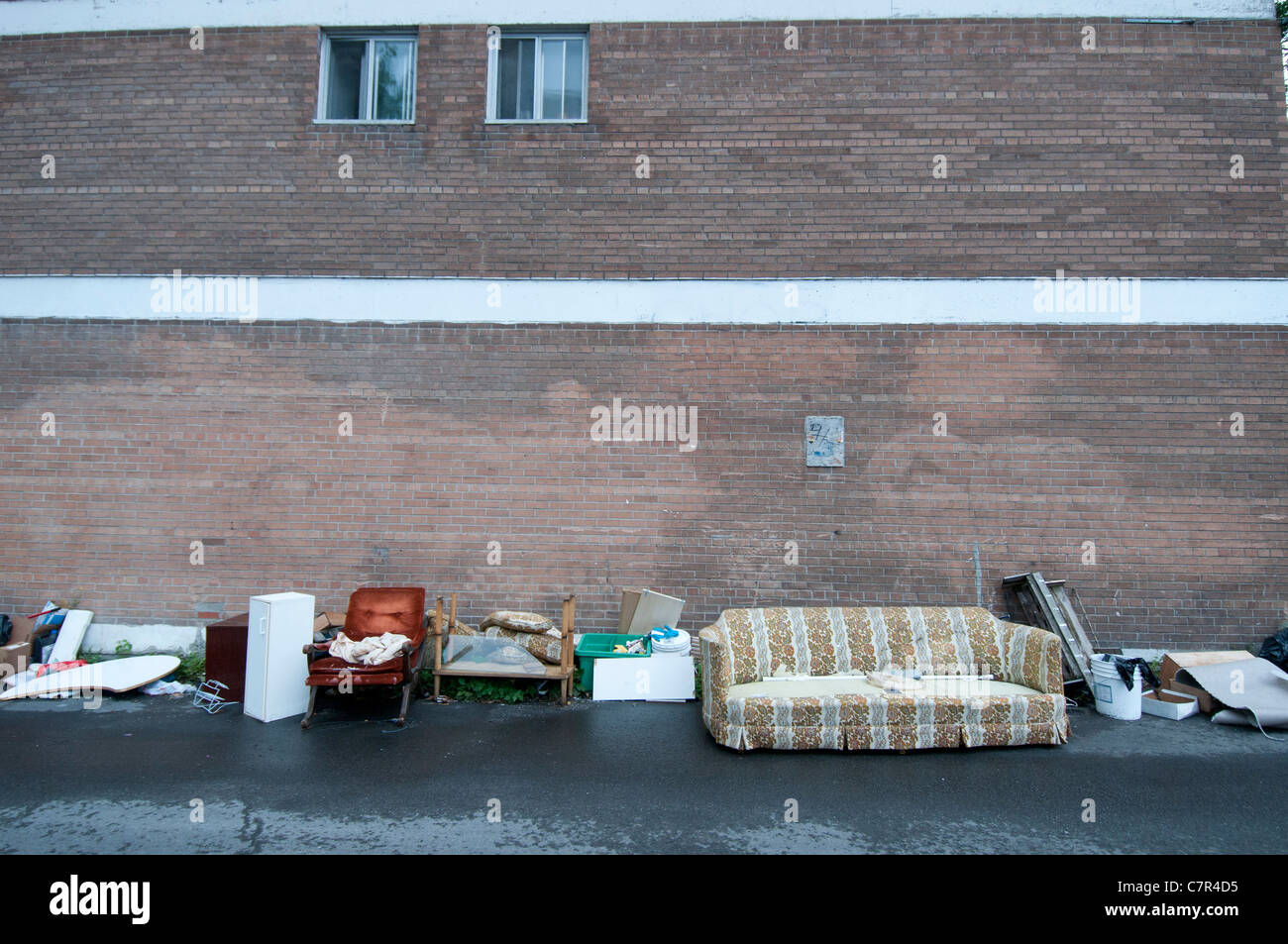 Meubles jetés jetés dans la rue Montréal Canada Banque D'Images