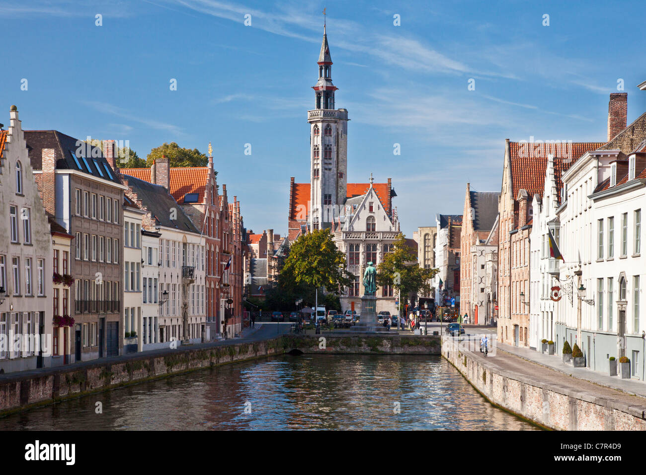 Vue sur le canal entre Spiegelrei (à droite) et Spinolarei à Jan van Eyck plein et le bourgeois's Lodge à Bruges, Belgique Banque D'Images