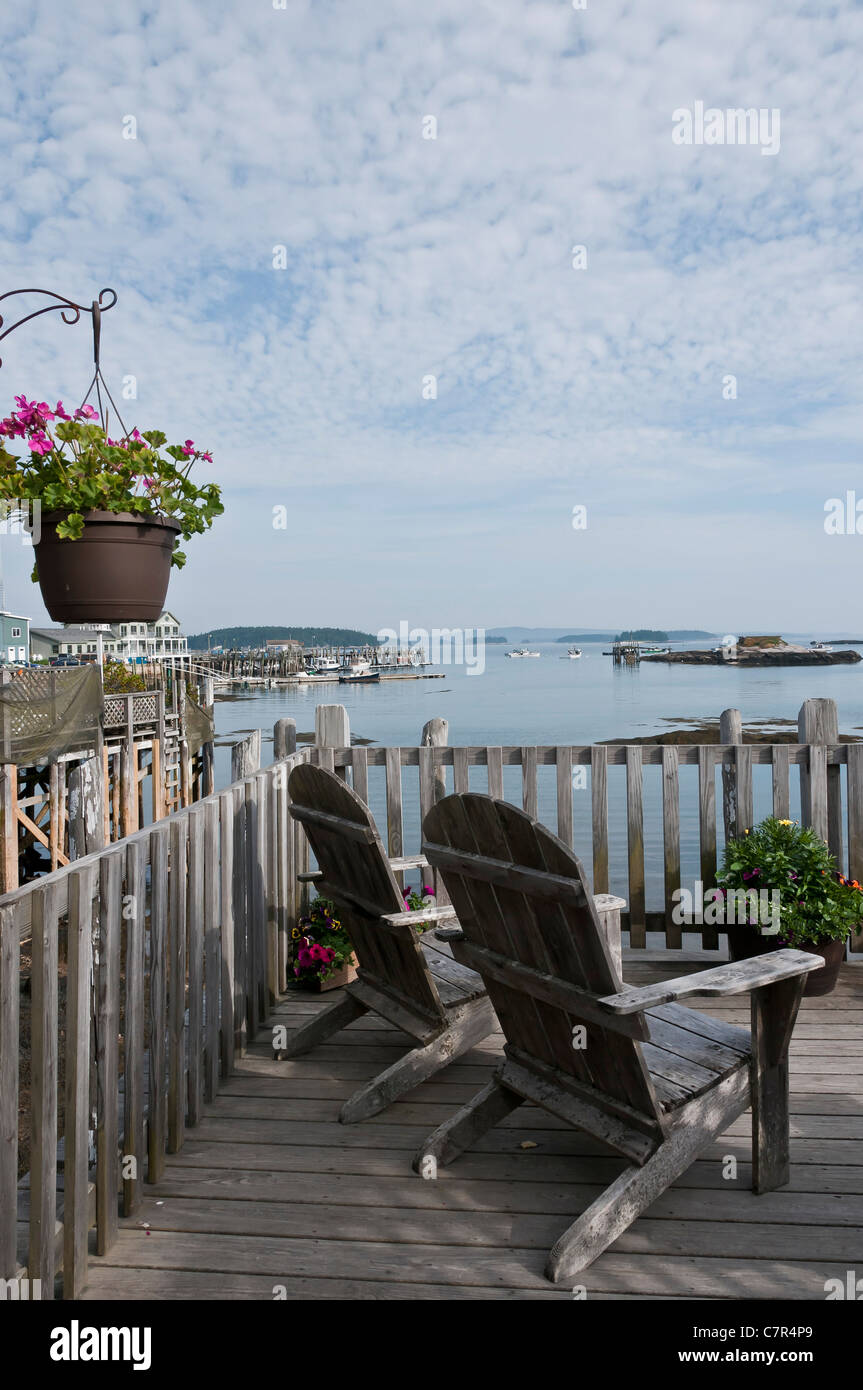 Des chaises en bois sur le pont Stonington Maine Banque D'Images