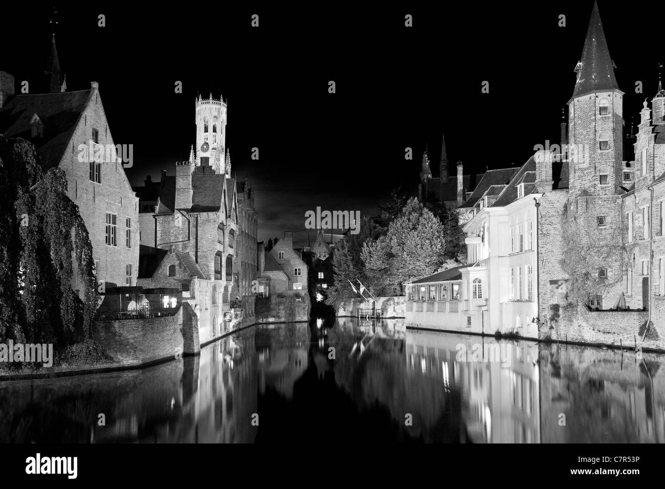 La célèbre vue sur le beffroi de la Rozenhoedkaai à Bruges, Belgique au crépuscule. Version couleur disponible à C7R526 Banque D'Images