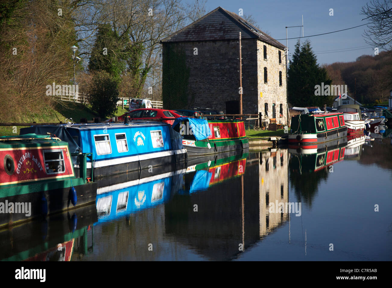 Péniches colorées au quai Govilon, Monmouthshire & Brecon Canal, Govilon, près de Abergavenny, Monmouthshire, Nouvelle-Galles du Sud Banque D'Images