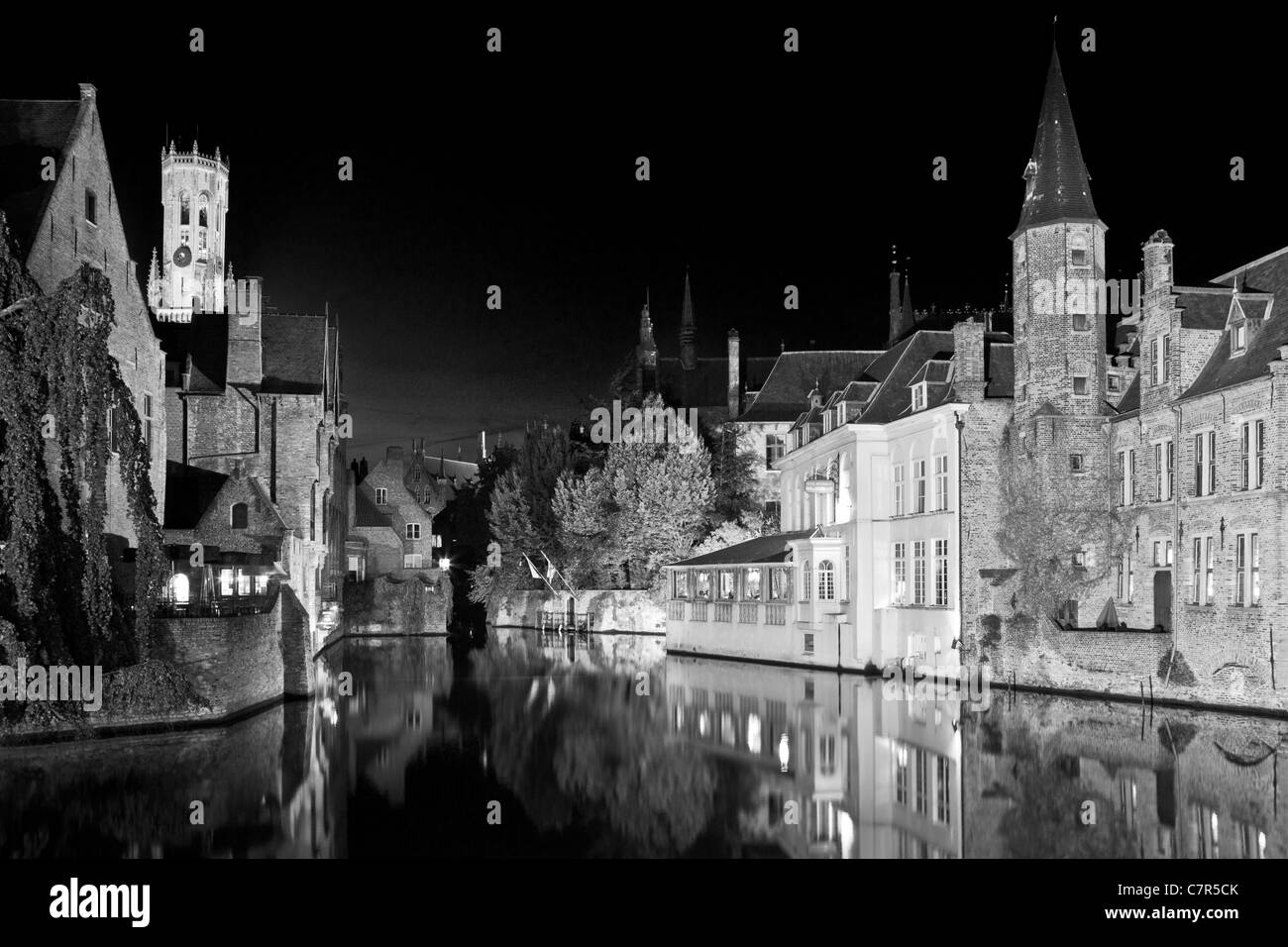 La célèbre vue sur le beffroi de la Rozenhoedkaai à Bruges, Belgique au crépuscule. Version couleur disponible à C7R5AH Banque D'Images