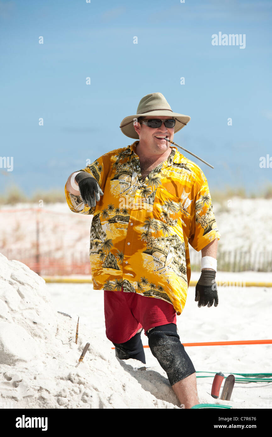 Sculpteur de sable Rusty Croft s'amuser avec les spectateurs lors d'un concours de sculpture sur sable à Navarre Beach, Floride Banque D'Images