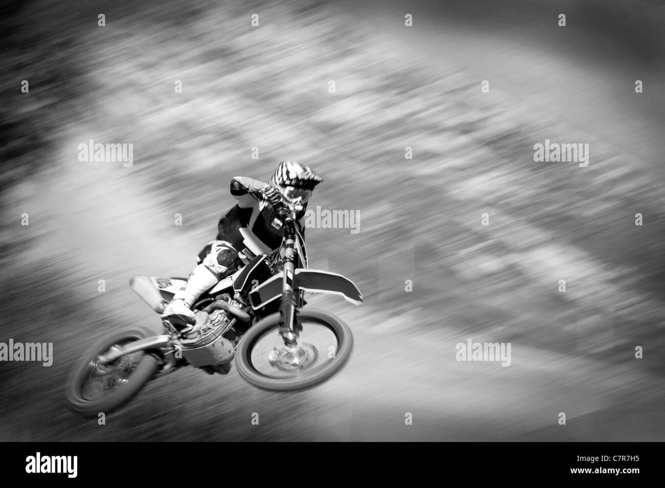 Motocross rider dans l'air à haute vitesse, noir et blanc photo Banque D'Images