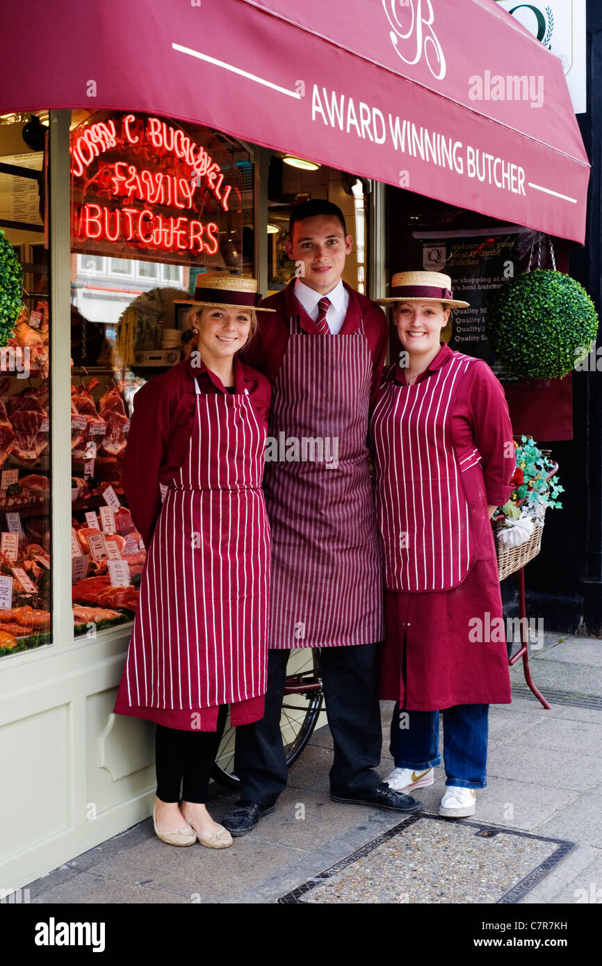Sourire du personnel à l'extérieur du jeu traditionnel butchers shop Banque D'Images