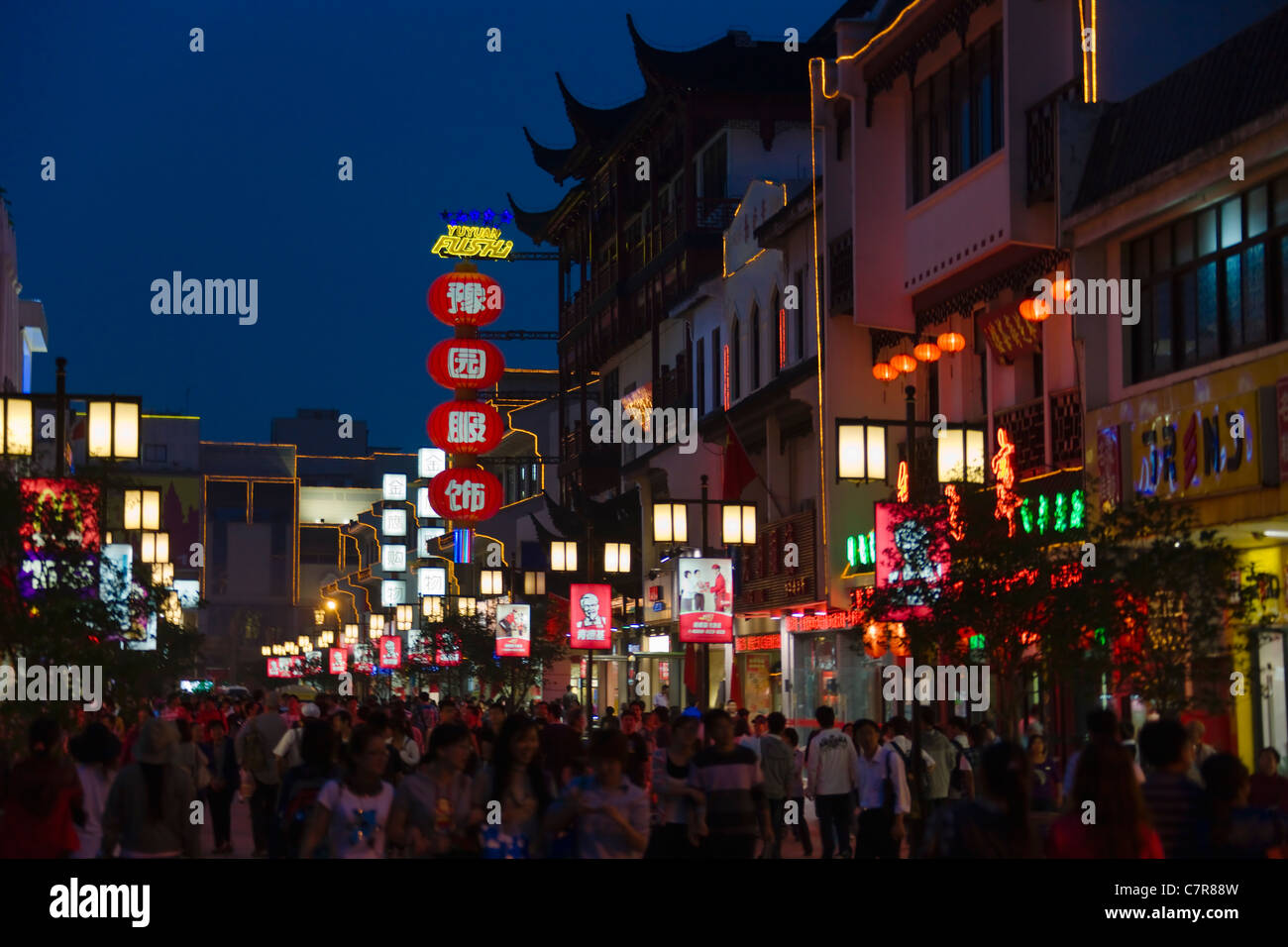 Vue de nuit de boutiques le long de Guanqian Street, Suzhou, Jiangsu, Chine Banque D'Images