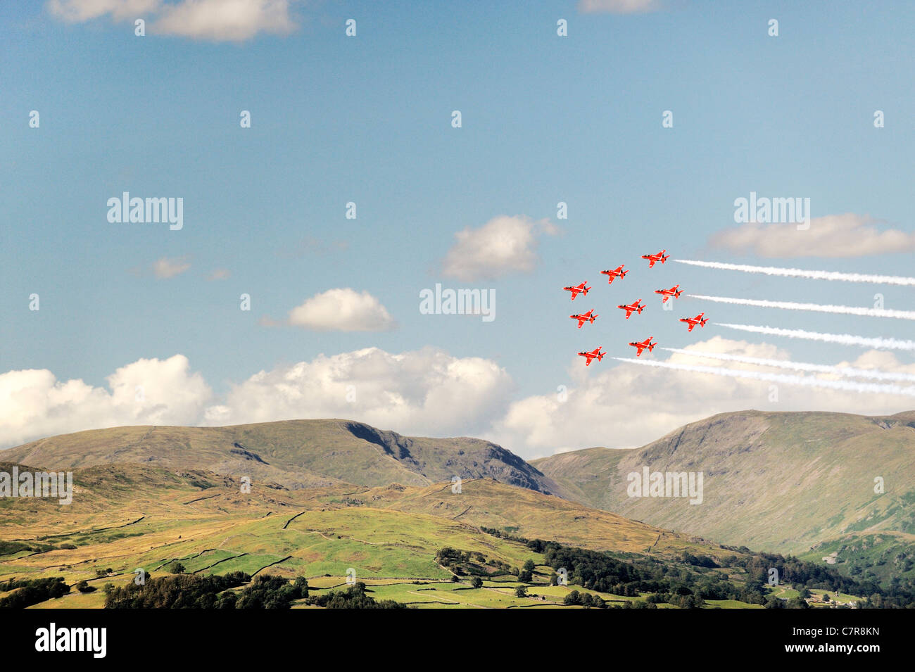 Des flèches rouges RAF Aerobatic Team voler leur diamant neuf marque commerciale formation au-dessus de la Troutbeck fells. Windermere Air Festival, UK Banque D'Images