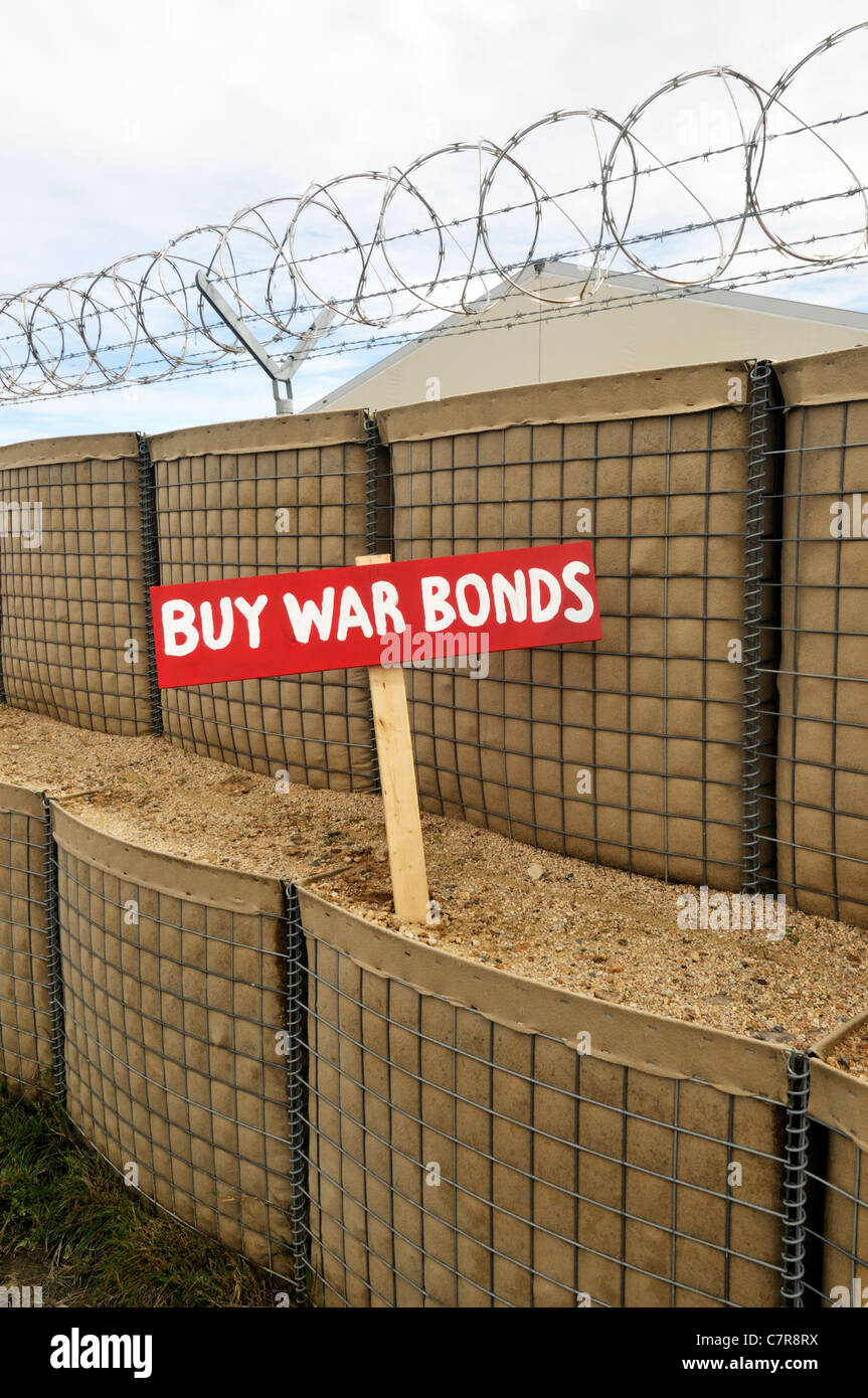 Old-fashioned acheter des obligations de guerre sign in barricade avec Barb Wire sur une base militaire. USA. Banque D'Images