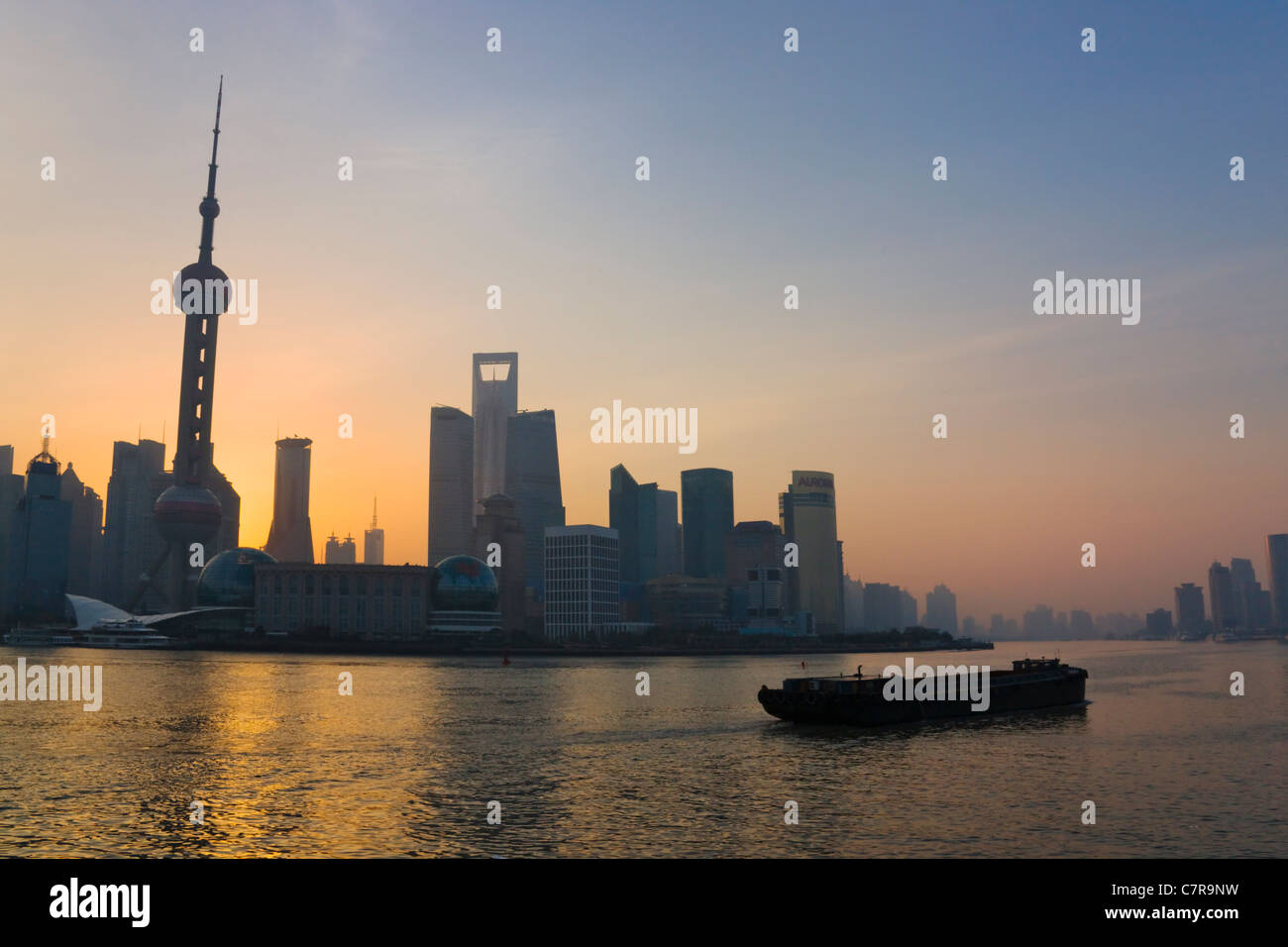 L'horizon de Pudong dominé par l'Oriental Pearl TV Tower au lever du soleil par la rivière Huangpu, Shanghai, Chine Banque D'Images