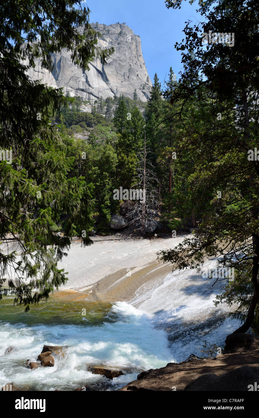 Ruée vers l'eau vers le bas un rocher lisse la surface. Yosemite National Park, California, USA. Banque D'Images