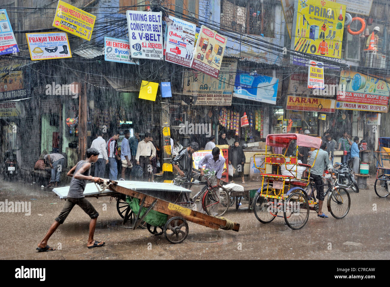 Résidents lors d'une averse, Chawari Bazar, Old Delhi, Inde Banque D'Images