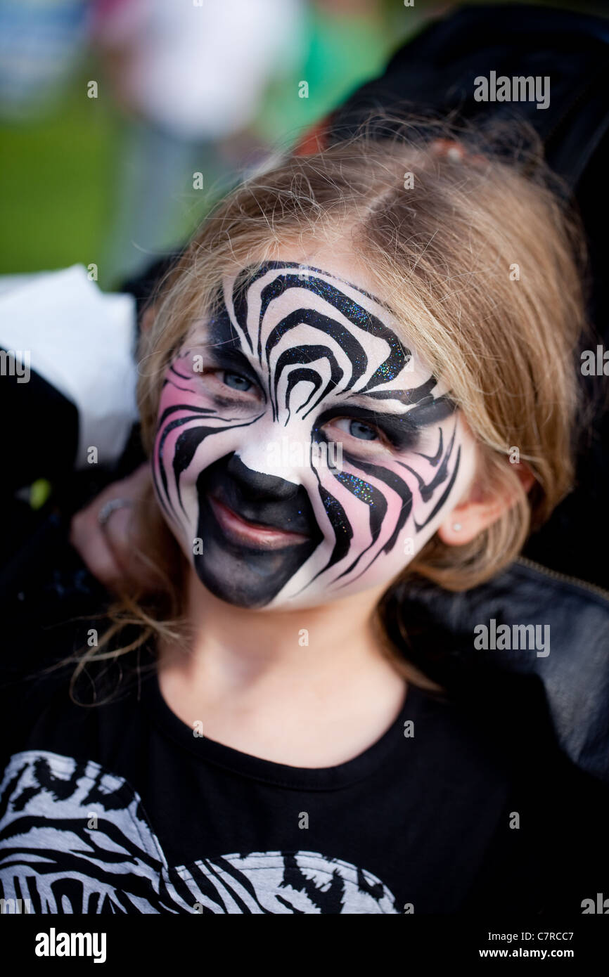 La peinture du visage sur un enfant. Représentant un zèbre. Banque D'Images