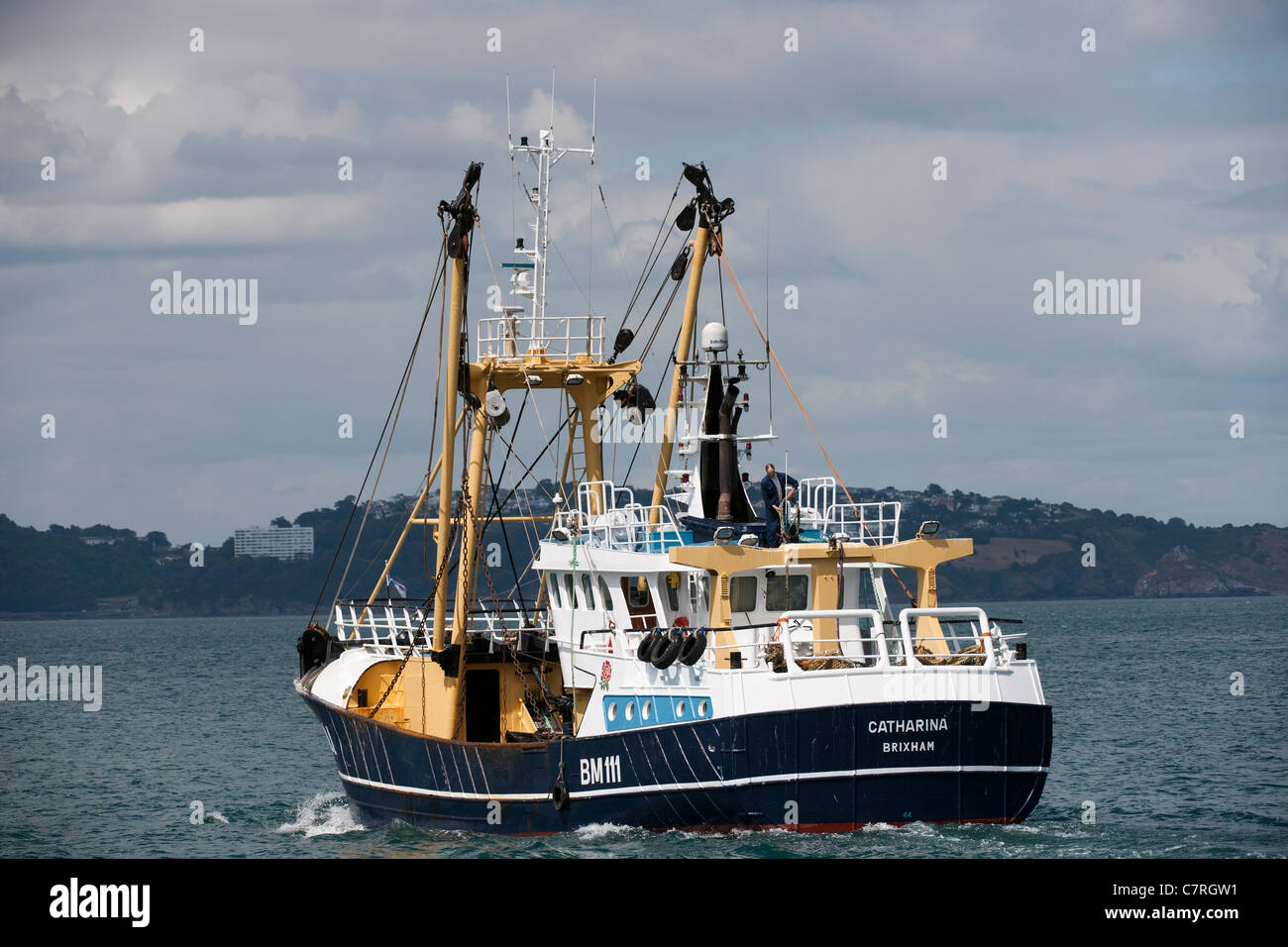 Chalutier "Catharina" BM111 de quitter le port de Brixham, Devon, England, UK Banque D'Images