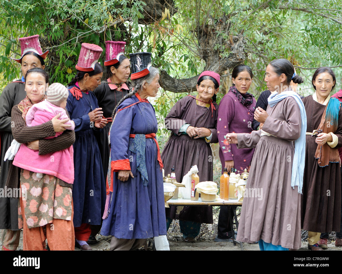 Les femmes en costume traditionnel volent les visiteurs de noces avec chang, bière d'orge. Banque D'Images