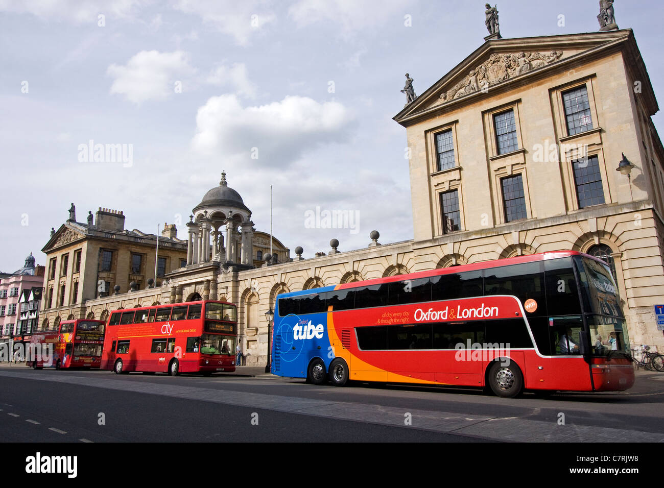Autobus et autocars d'Oxford à l'extérieur de Queen's College Banque D'Images
