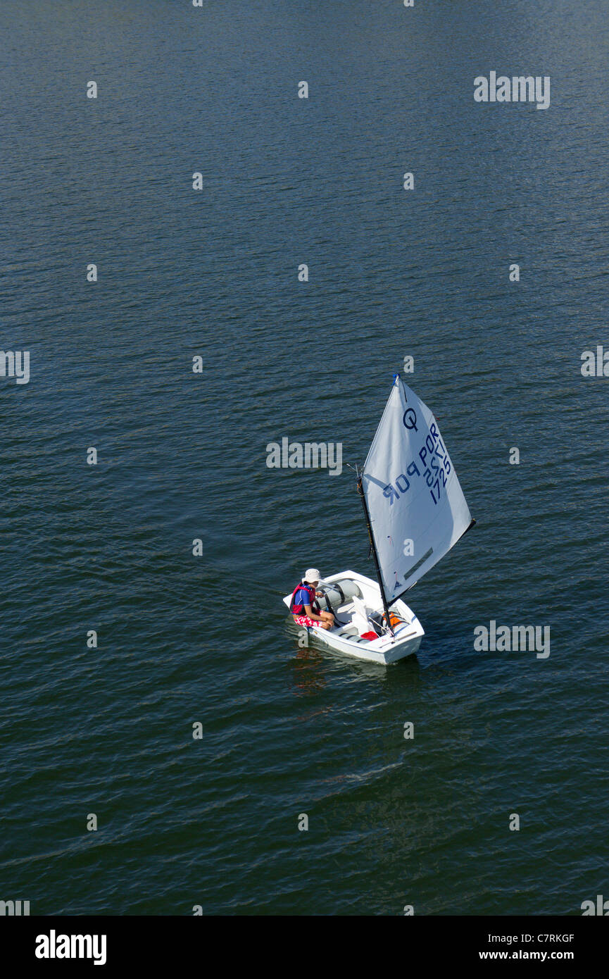 Vue aérienne de personne naviguant dans petit voilier Banque D'Images