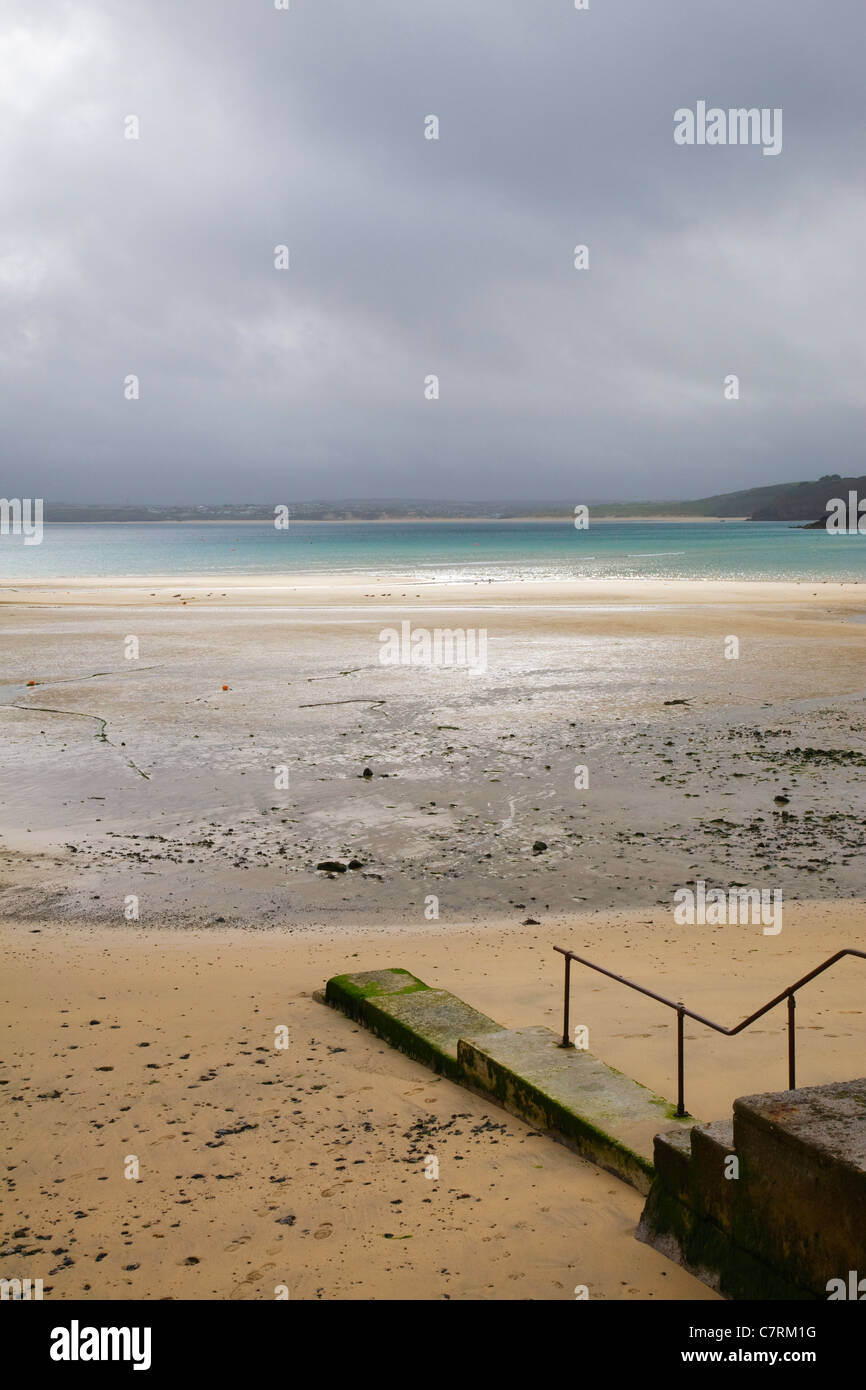 Une plage tranquille sur un jour moody, St Ives, Cornwall. Banque D'Images