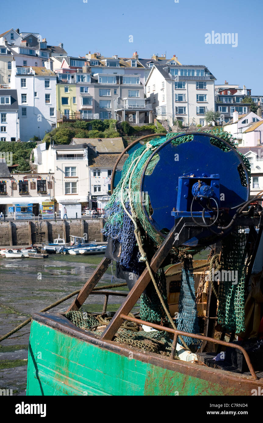 Bateau de pêche à Brixham Harbour,bras, bleu, bateau, Brixham, câbles, chaînes, nuage, Devon, Angleterre, pêche, port, net, poulie, Banque D'Images