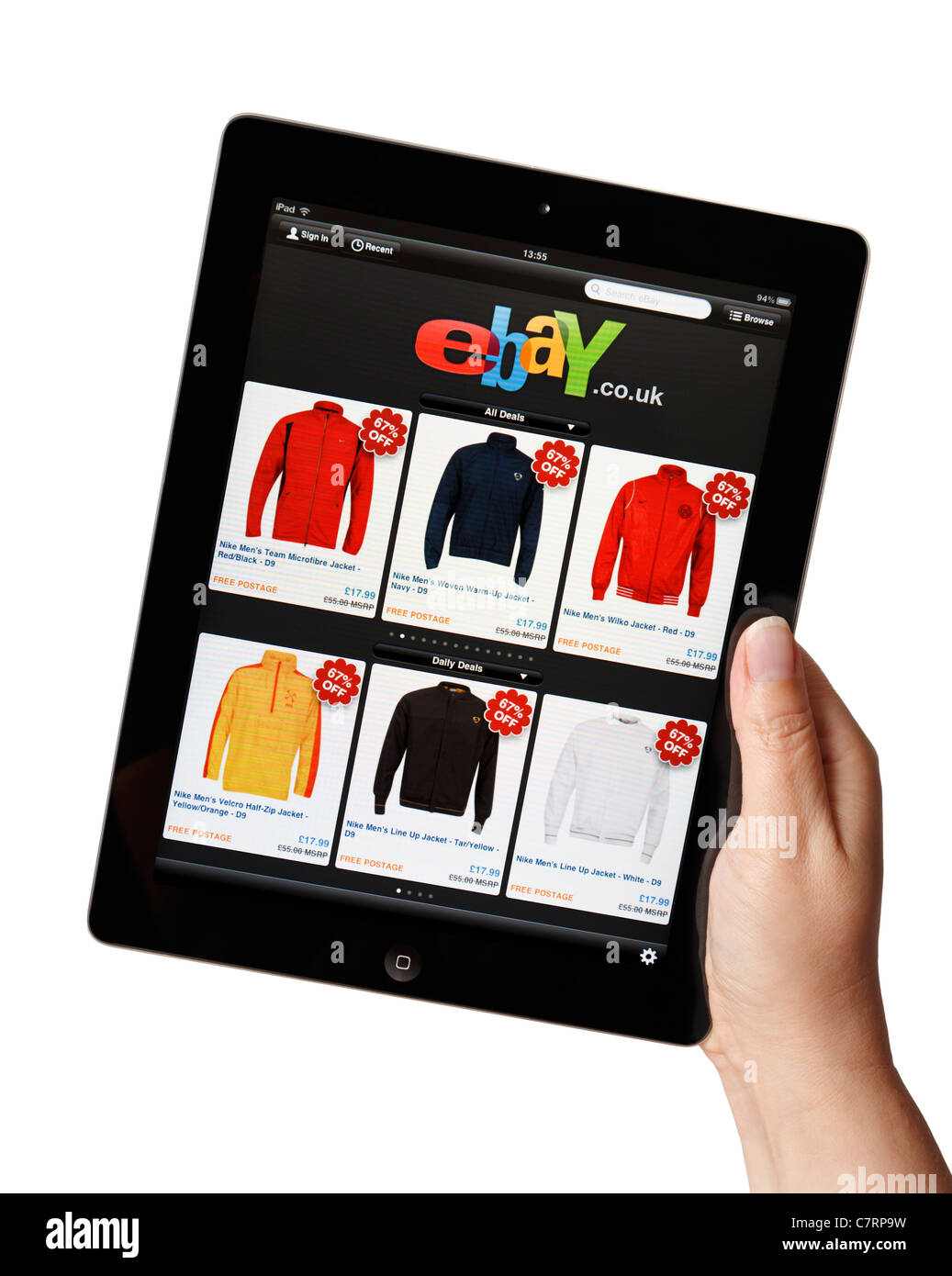 Magasinage en ligne main de femme tenant iPad affichant la Ebay store app Banque D'Images