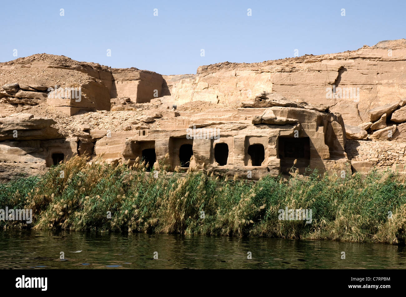 L'Égypte. Anciennes carrières et tombes de Jabal Silsileh vu depuis le Nil. Une grande partie de la pierre pour les monuments est venu d'ici. Banque D'Images