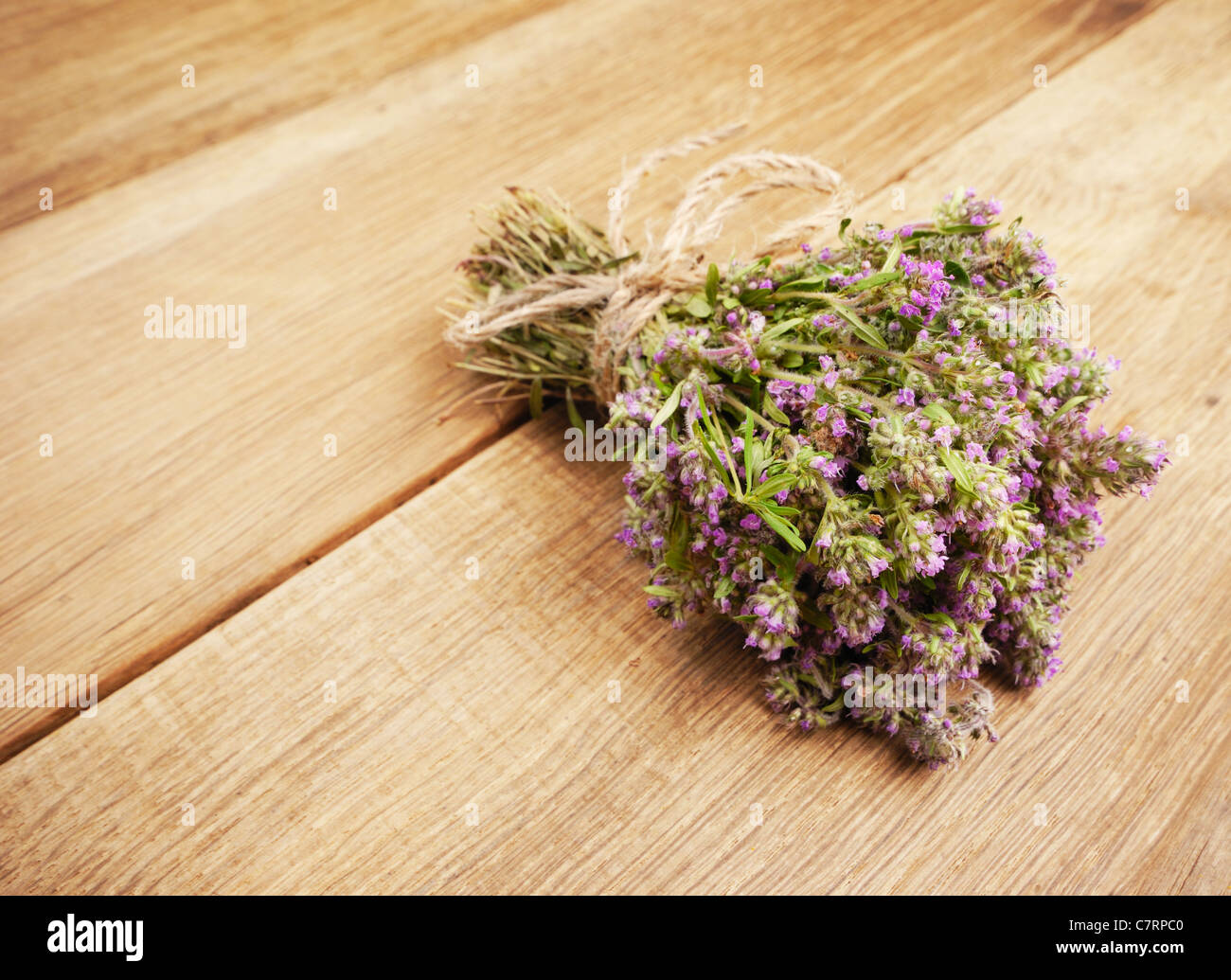 Bouquet de thym herb sur la table en chêne Banque D'Images
