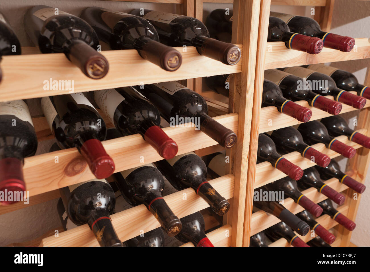 Bouteilles de vin revenu cave à vin Banque D'Images