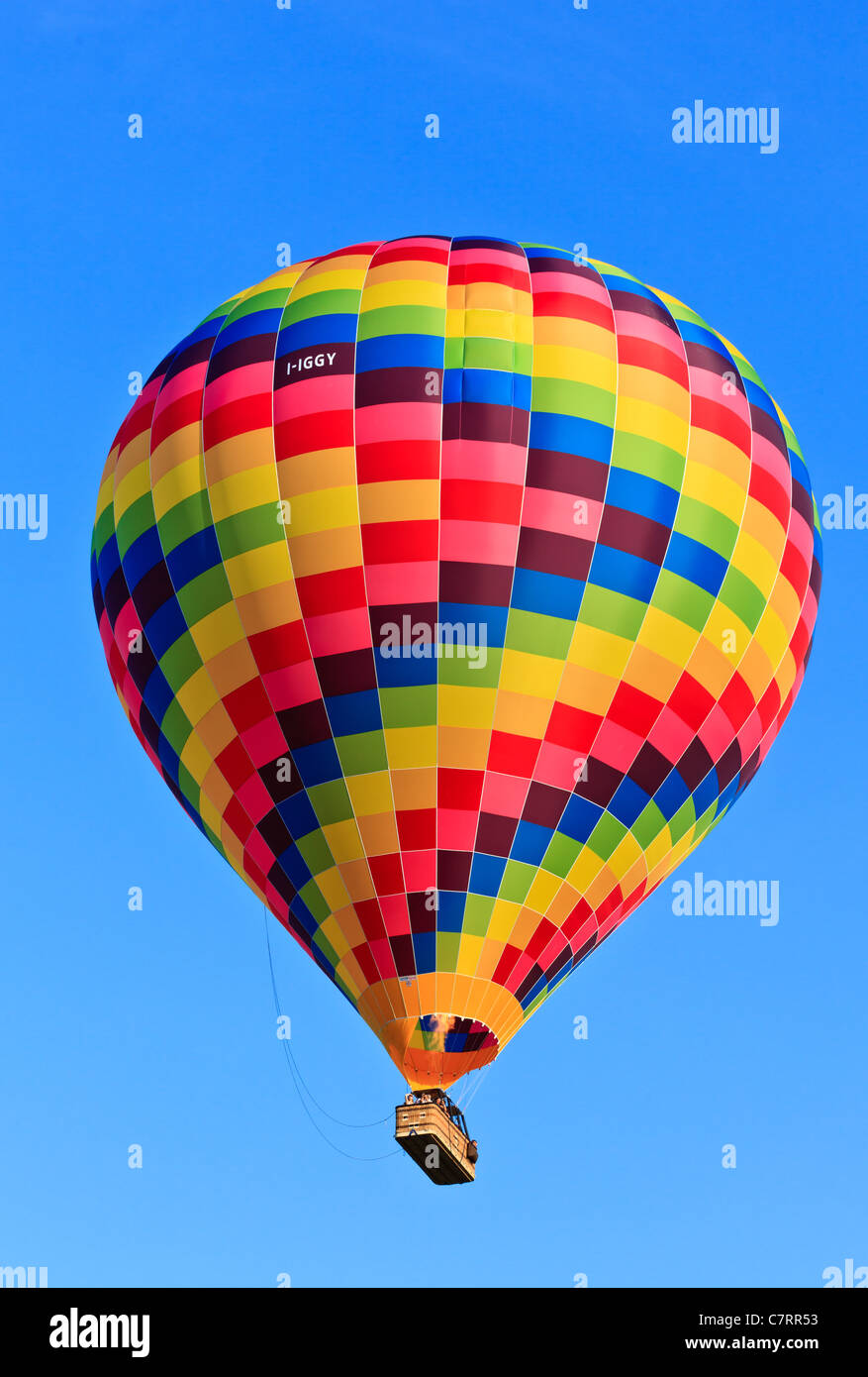 Hot Air Balloon dérive sur un après-midi ensoleillé calme Banque D'Images
