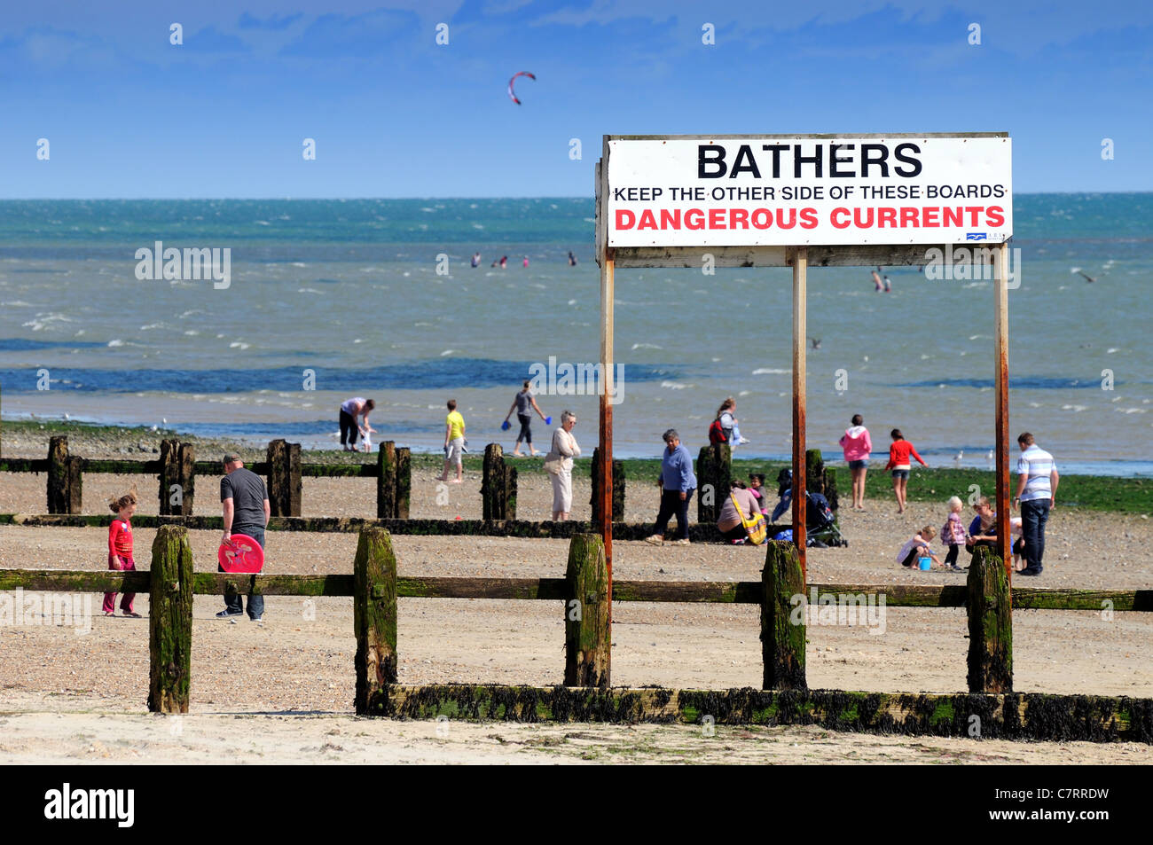 Signe pour "dangereux courants' sur Littlehampton beach Angleterre UK Banque D'Images