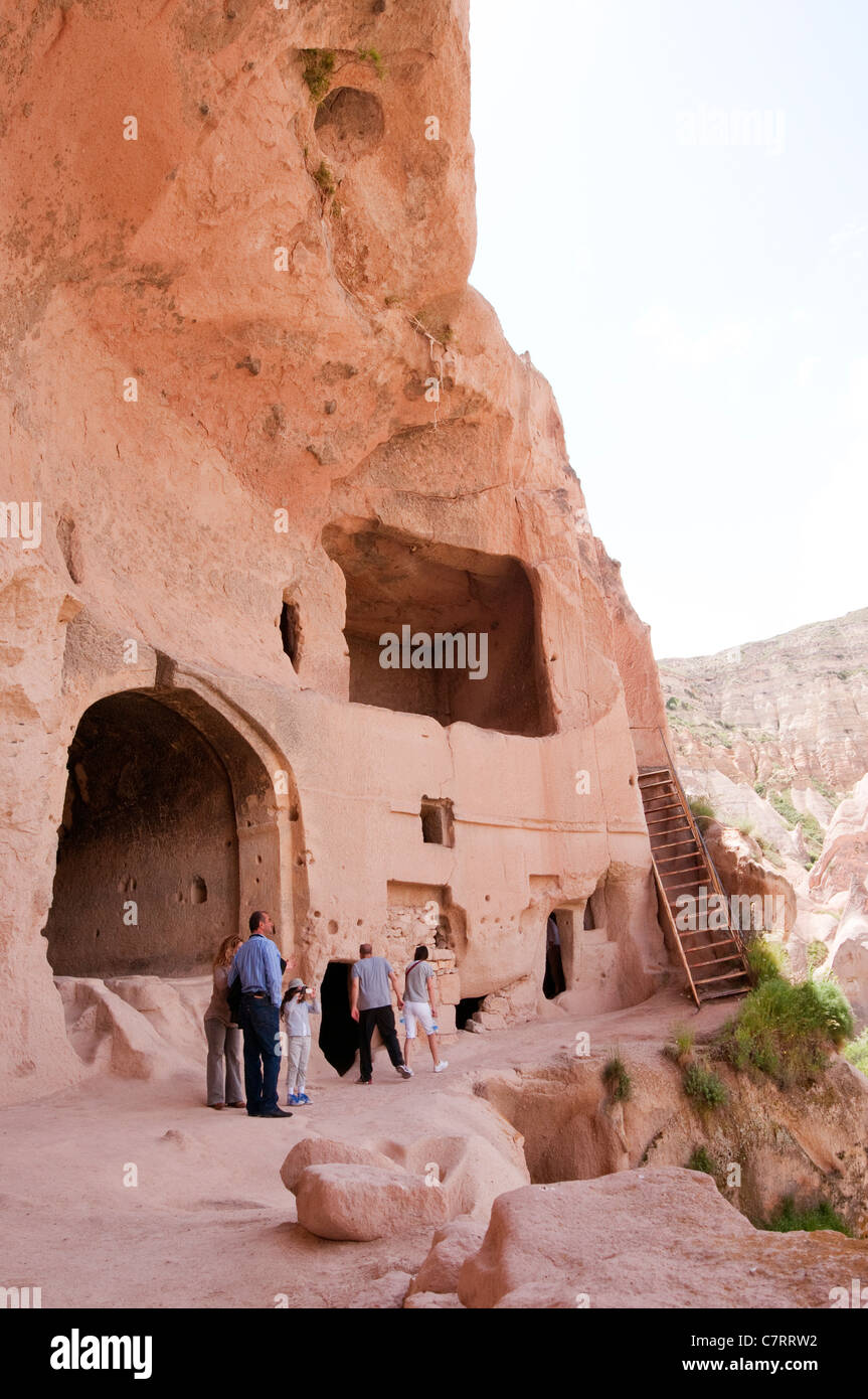 Rock formation avec grotte et les portes et fenêtres, Zelve, Cappadoce, Turquie Banque D'Images