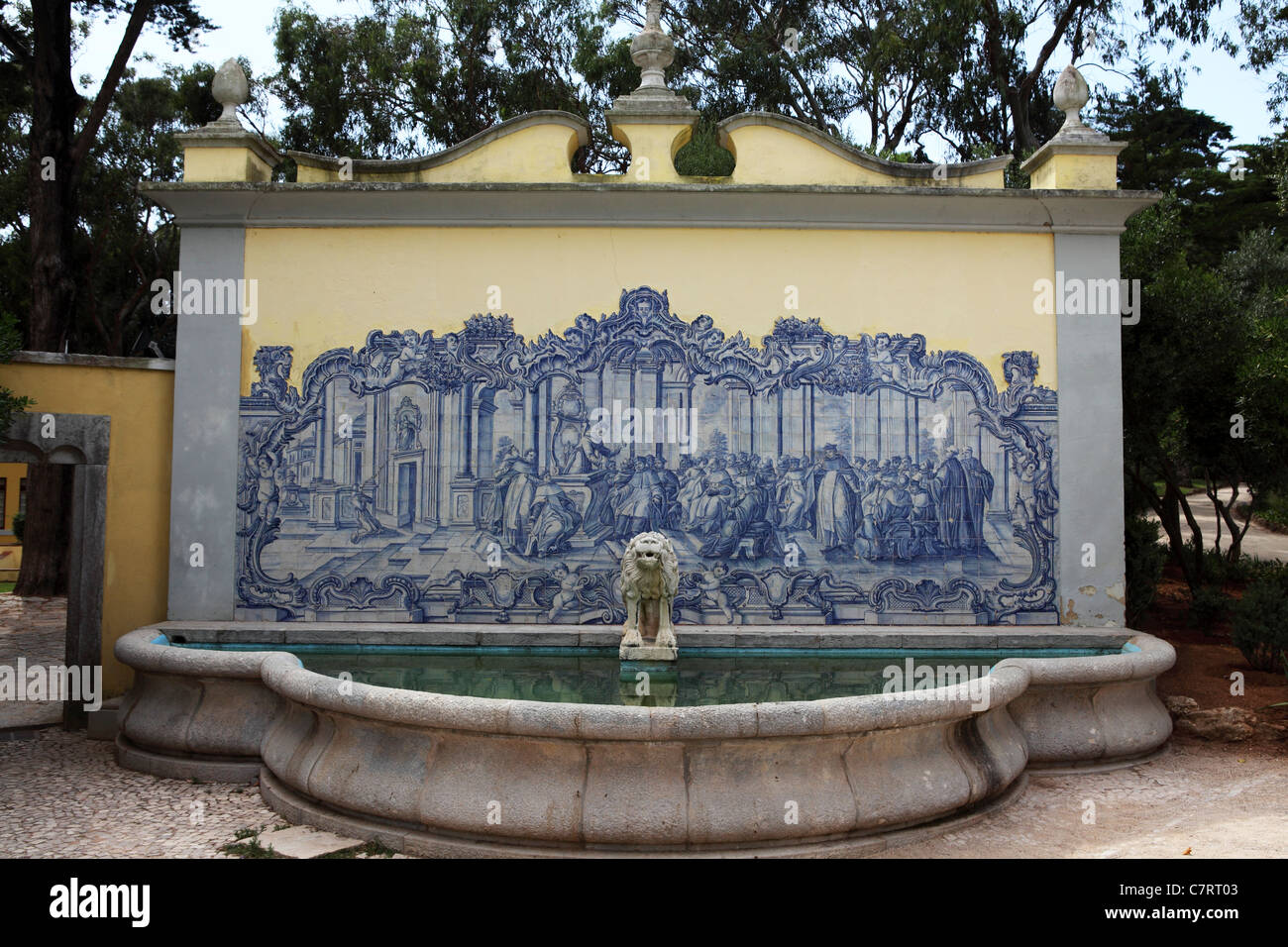 Une fontaine décorée de tuiles azulejo à Cascais, Portugal. Banque D'Images