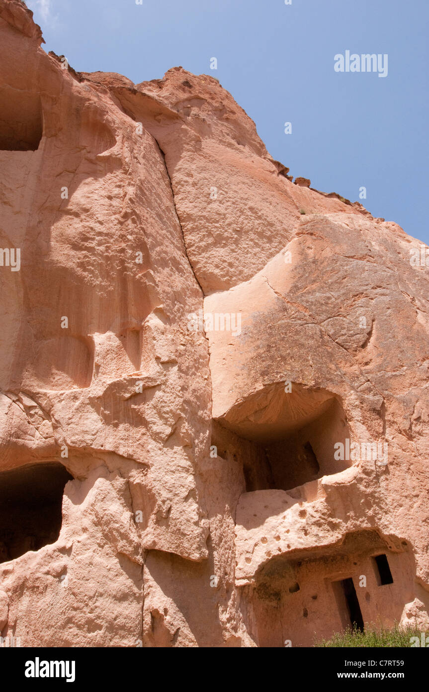 Rock formation avec grotte et les portes et fenêtres, Zelve, Cappadoce, Turquie Banque D'Images