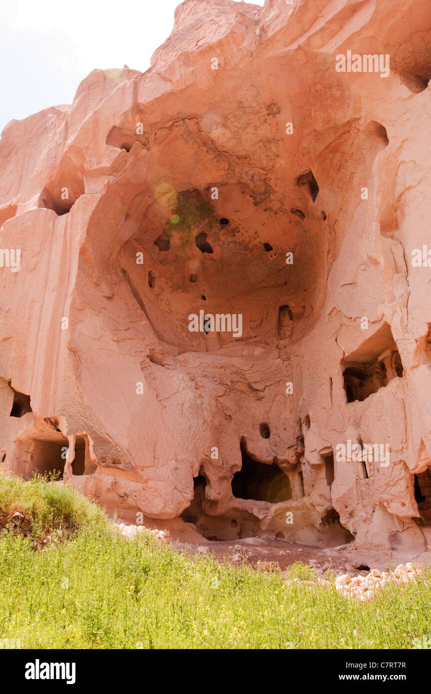 Rock formation avec grotte et les portes et fenêtres, Zelve, Cappadoce, Turquie Banque D'Images