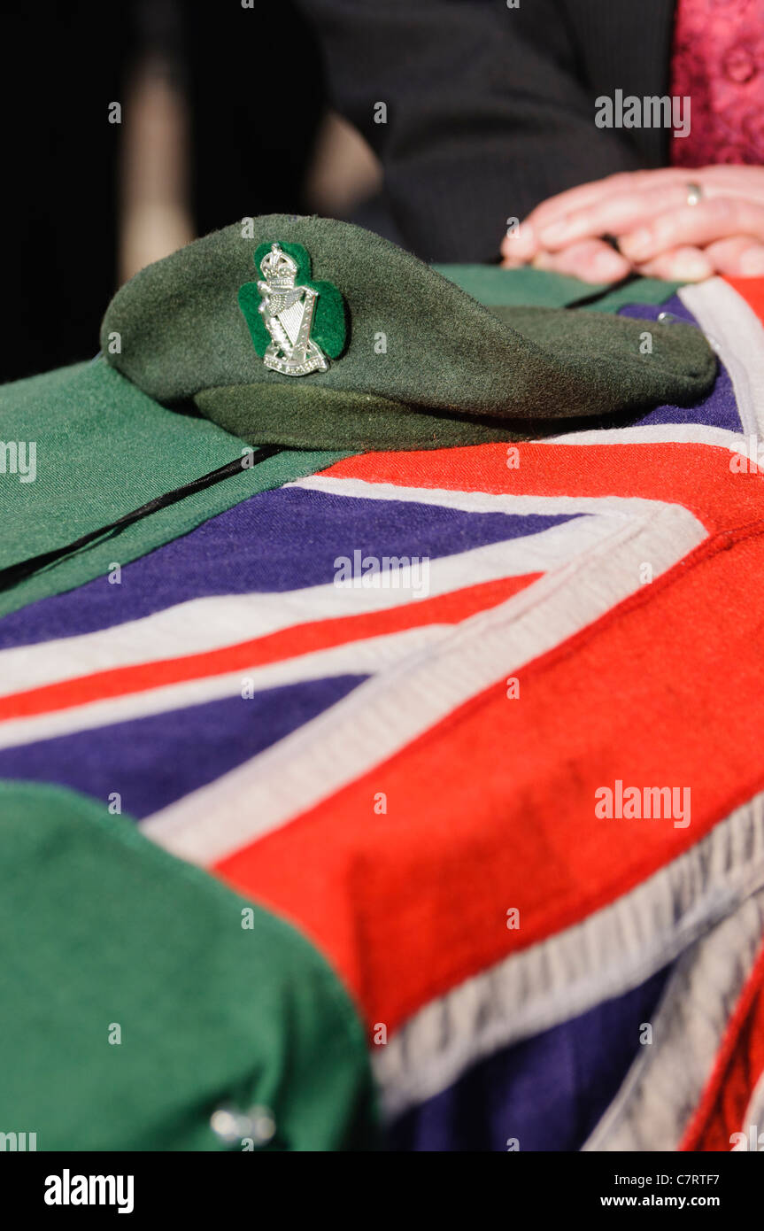 Le béret vert de la Royal Ulster Rifles, et un drapeau drapé sur le cercueil d'un soldat Banque D'Images