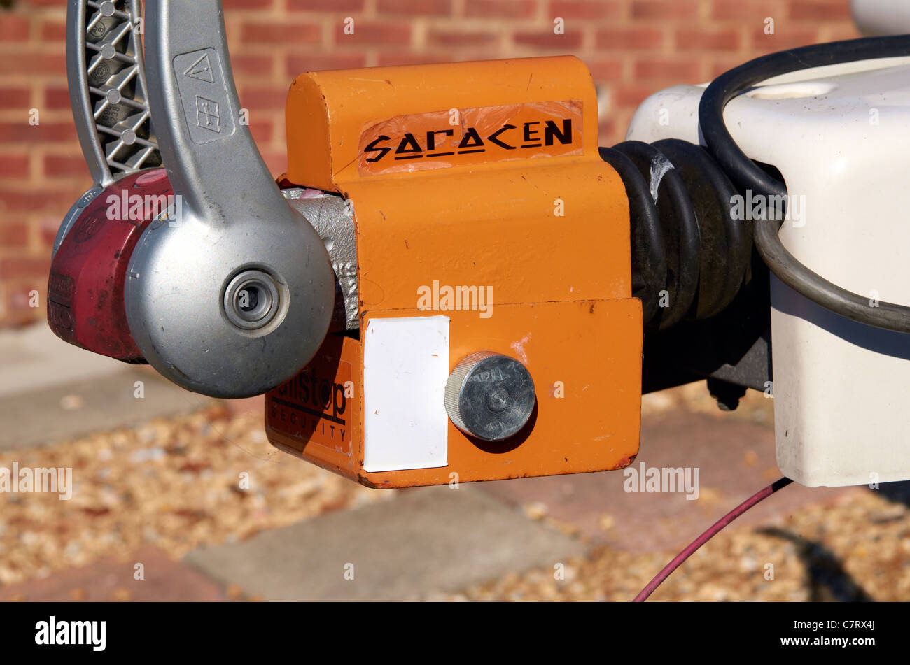 Une Robuste attelage caravane cadenas sur un attelage stabilisateur Alko offrant un niveau de sécurité élevé lors de l'entreposage caravane Banque D'Images