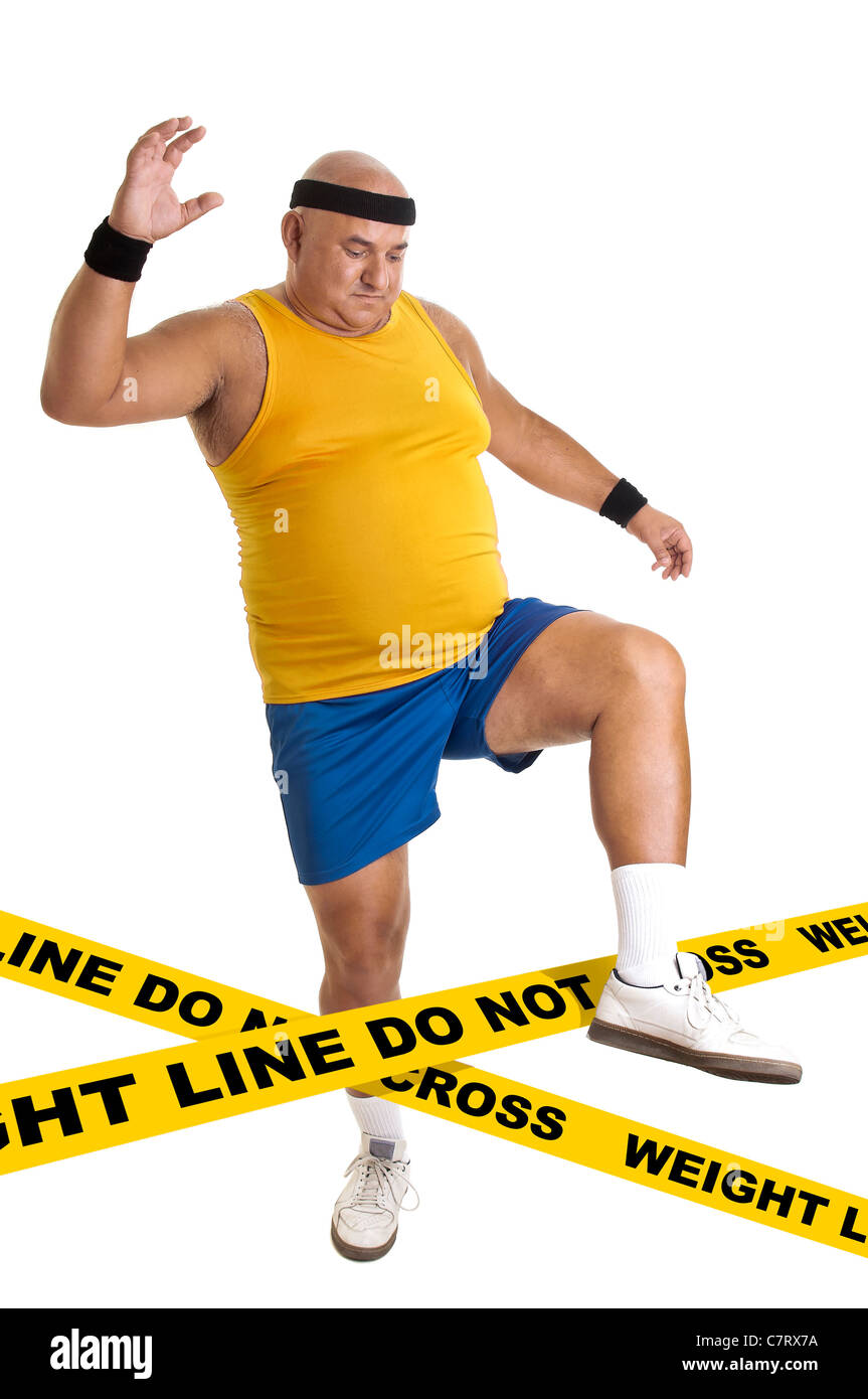 Grande salle de remise en forme homme traversant la ligne de poids en blanc isolé Banque D'Images