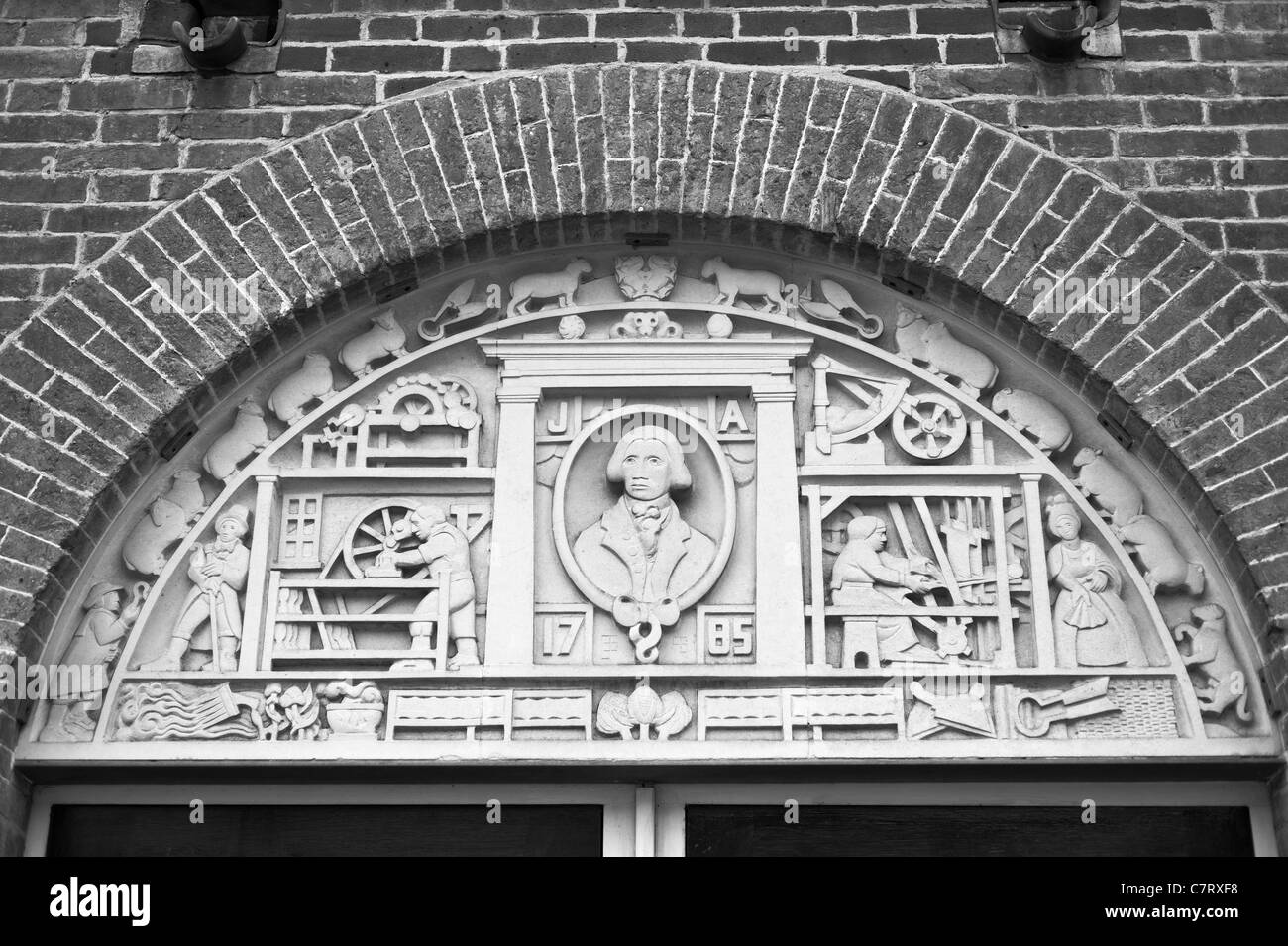 Frise en bas-relief au-dessus de l'entrée d'un bâtiment modifié indiquant des liens vers le commerce de la laine dans les temps passés Banque D'Images